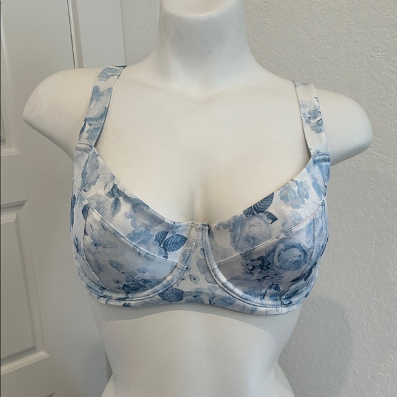 Victoria's Secret Blue Floral Bikini Top - Picture 2 of 12